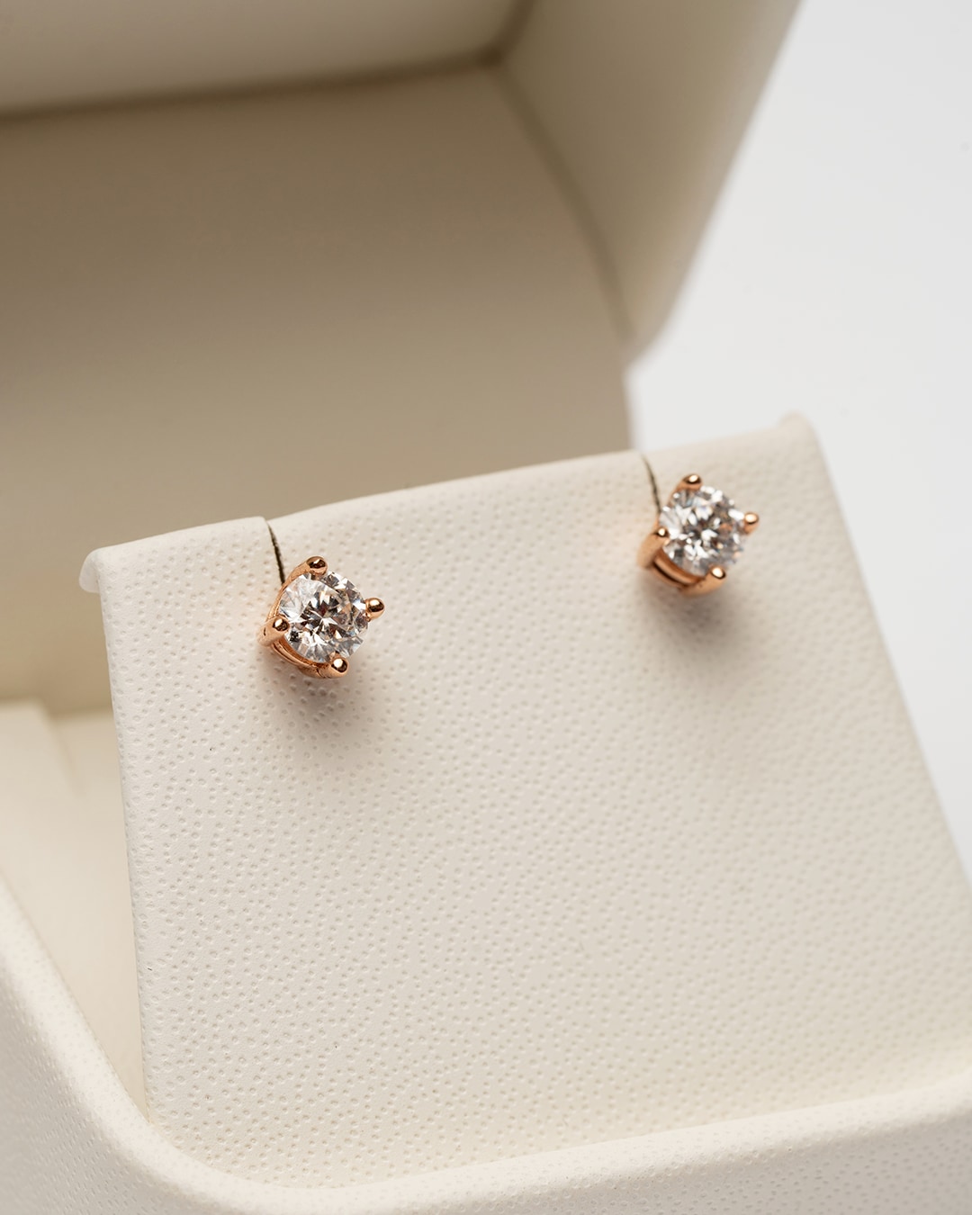 1. Studs de Moissanita (Brillo espectacular)
